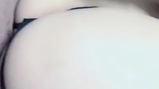 肉欲系网红小姐姐！自摸骚穴炮友操逼！第一视角插穴，双腿肩上扛猛操，张开双腿揉搓阴蒂