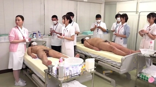 年轻苗条的少女被摧毁了紧致的肛门