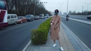 年长和年轻的女人参与粗暴的性爱,射精