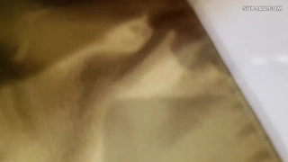新鲜面貌的少女在旅馆房间里给继兄口交