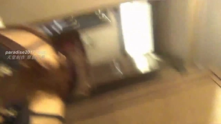 捆绑着女友上街