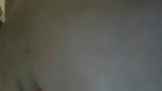 大屁股和美丽身材的新少女在户外玩弄她的屁股