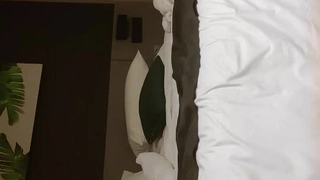体验年轻而兴奋的青少年的POV性爱的快感