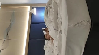 可爱的大学生Aggie沉迷于独奏,玩弄她的脚