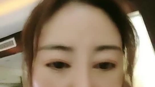 两个亚洲女孩沉迷于女同性恋玩具游戏