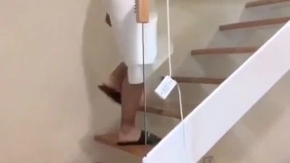 与穿着丝袜的娇小棕发女郎进行激烈的性爱