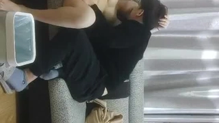 正在睡觉的小骚逼被渣男强势拽起，脱了衣服才发现很有料