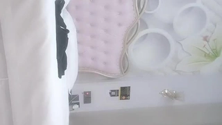 小胸少女支配她的女同性恋奴隶