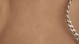 约炮小美女，一脸淫荡样有够会吹的，自己上位摇得很开心（全程露脸
