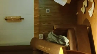 在美容院直接就干起来了。女的说男的太长了受不了