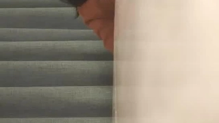 年轻的穆斯林女孩第一次被插入她的无毛阴户