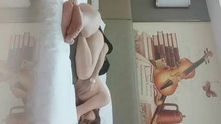 手機直播苗條美女主播大美妞全裸床上道具自慰秀呻吟很是誘惑一直浪叫不要錯過