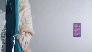 胸部小的年轻女孩享受热辣的脱衣舞并做爱